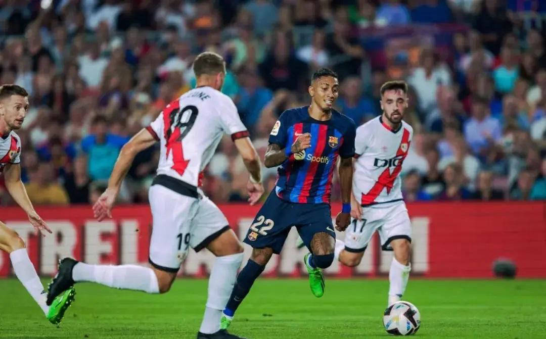 爱游戏体育-巴萨主场告负，西甲榜首位置动摇