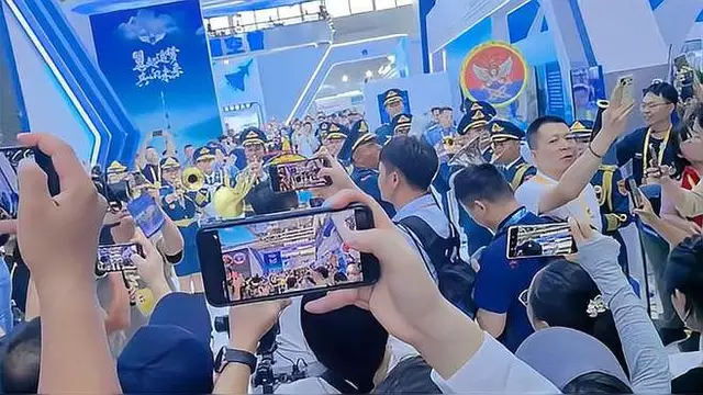 现场气氛火爆,比赛吸引大批观众 现场气氛火爆,比赛吸引大批观众