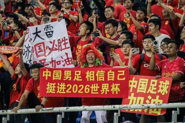 爱游戏娱乐-包含国内足球豪门擦出火花，球队一决雌雄，胜负难定的词条