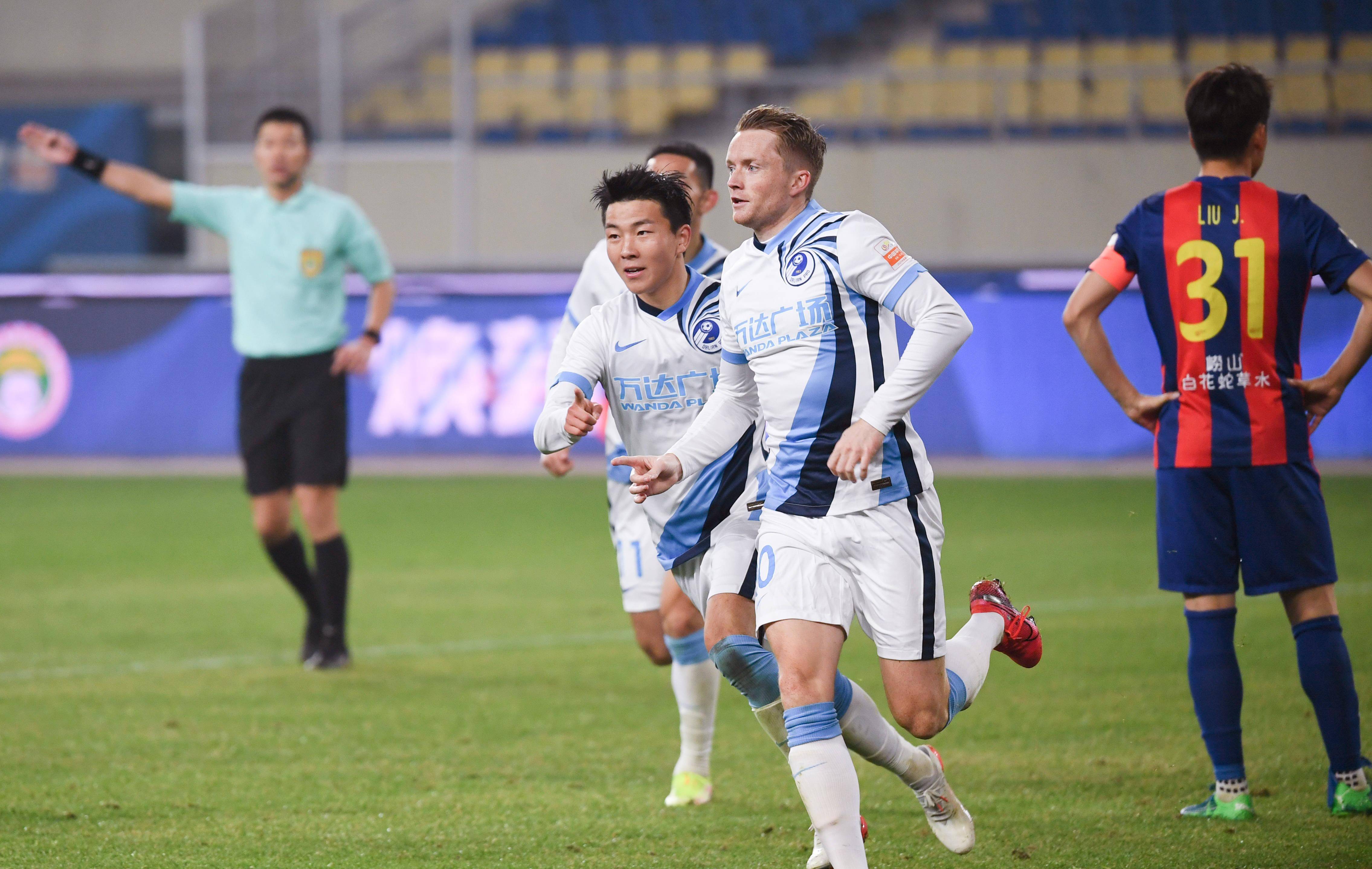 爱游戏在线-关于大连人队员在最新比赛中表现出色，赢得观众掌声的信息