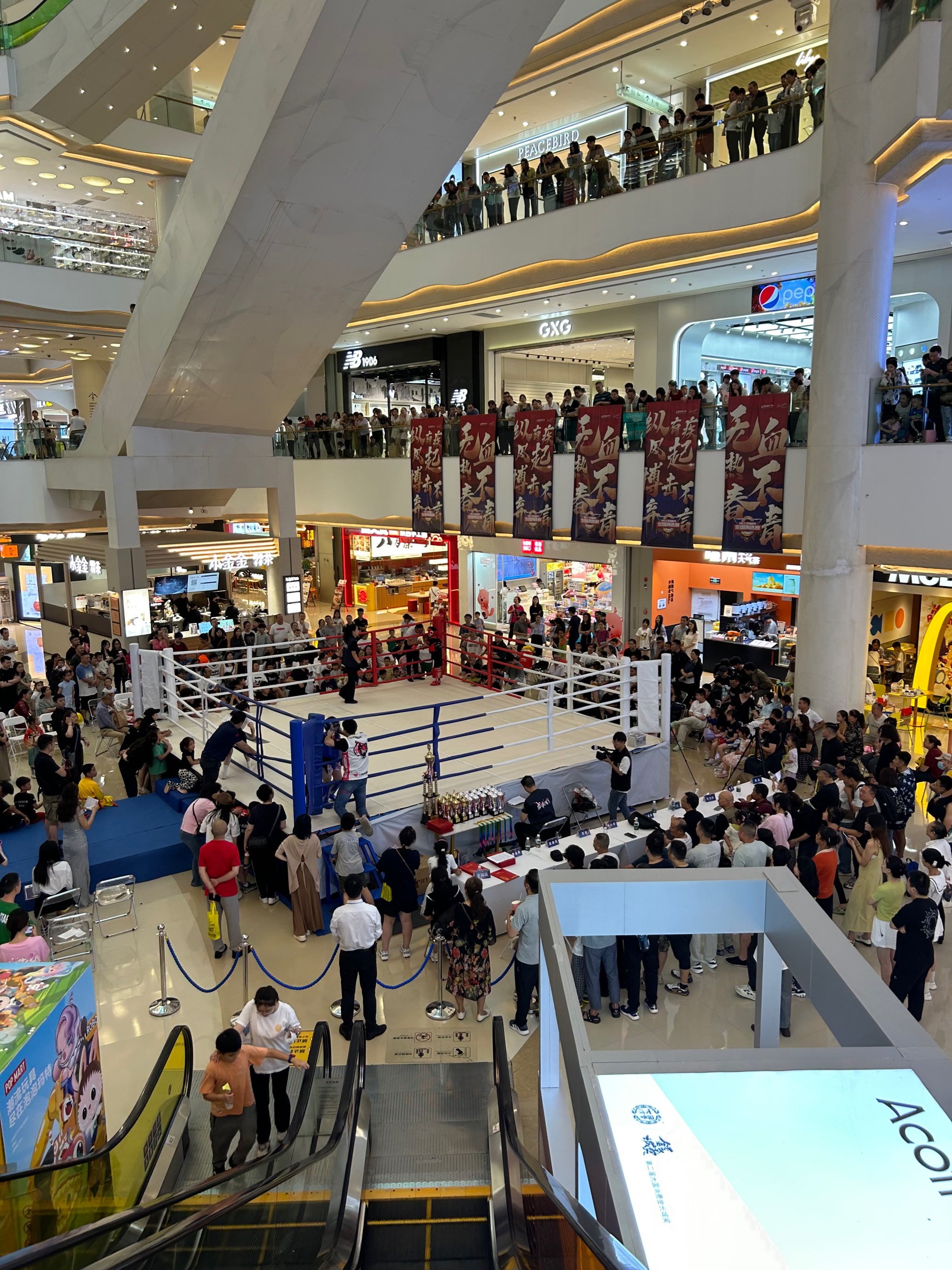 爱游戏APP-精彩比赛现场掌声不断，气氛热烈