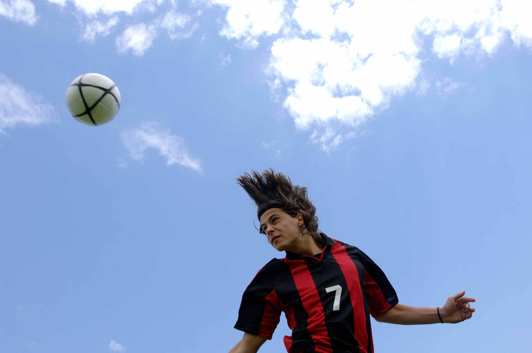 球员们在球场上展现出了顽强拼搏的精神 球员们在球场上展现出了顽强拼搏的精神