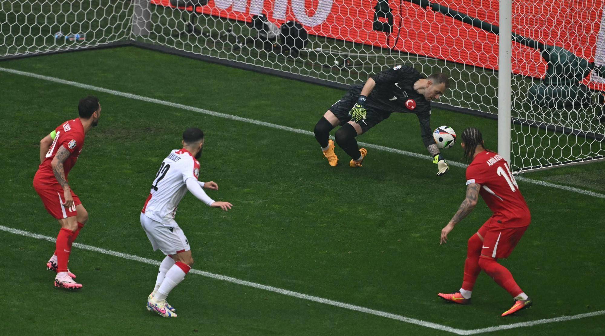 葡萄牙足球队在大赛中实现逆袭,创造轰动 葡萄牙足球队在大赛中实现逆袭,创造轰动