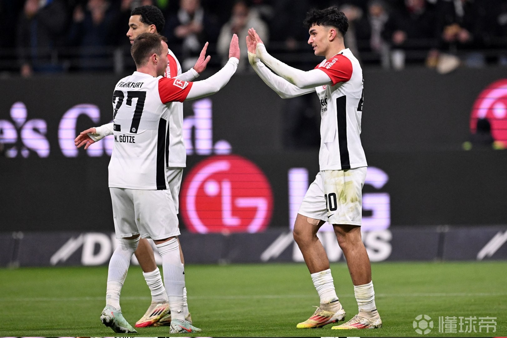 法兰克福客场击败对手,豪取三分 法兰克福客场击败对手,豪取三分
