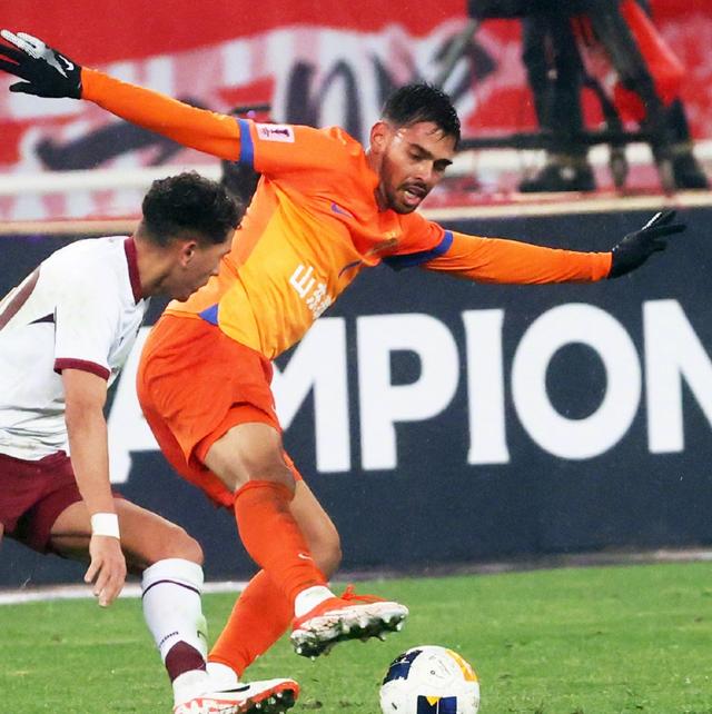 爱游戏入口-鲁能攻入两球，轻松战胜对手