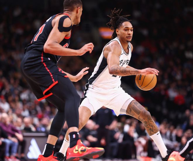 爱游戏-猛龙队后卫被罚下场，影响球队比赛节奏