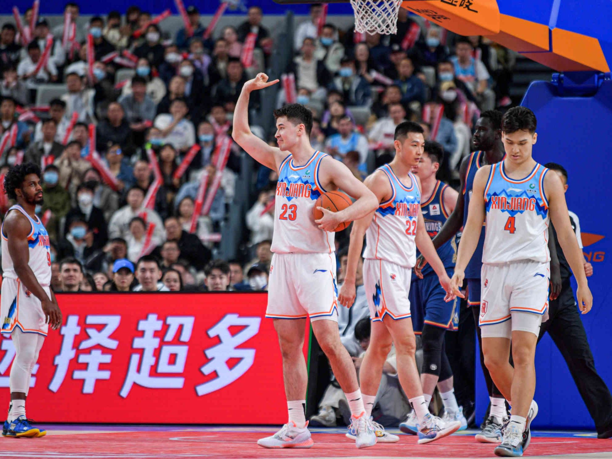 新疆男篮客场大胜广州队，继续保持领先