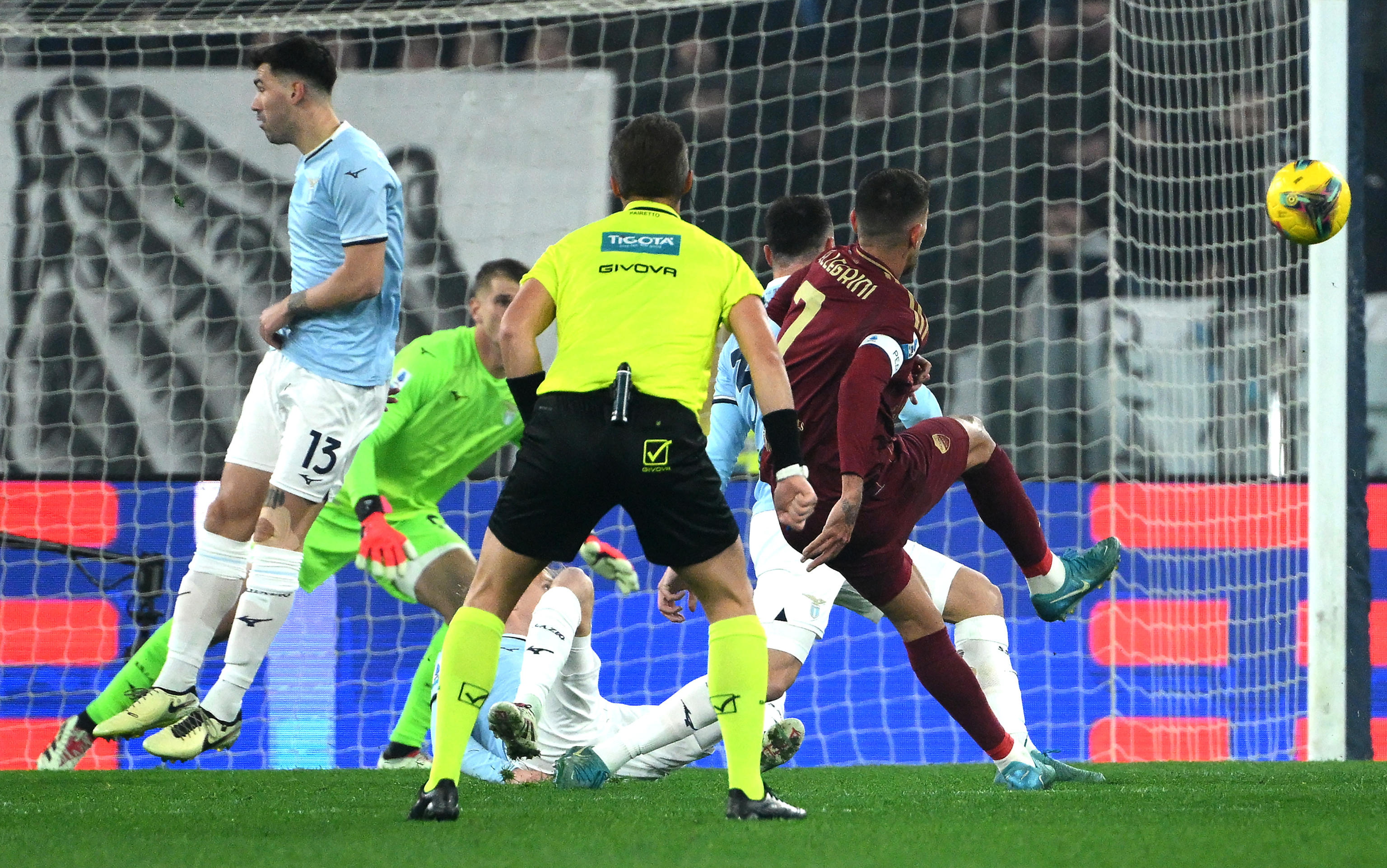 爱游戏官网-意大利足球联盟赛事发生惊险一幕，点燃观赏欲望