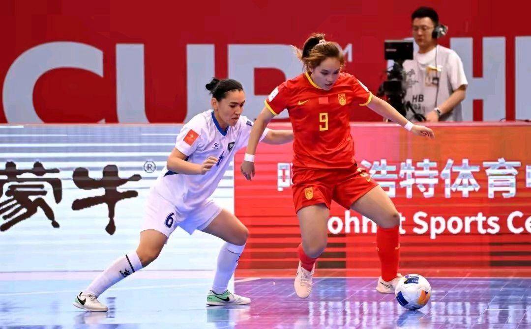 中国女足攻守兼备，展现团队精神