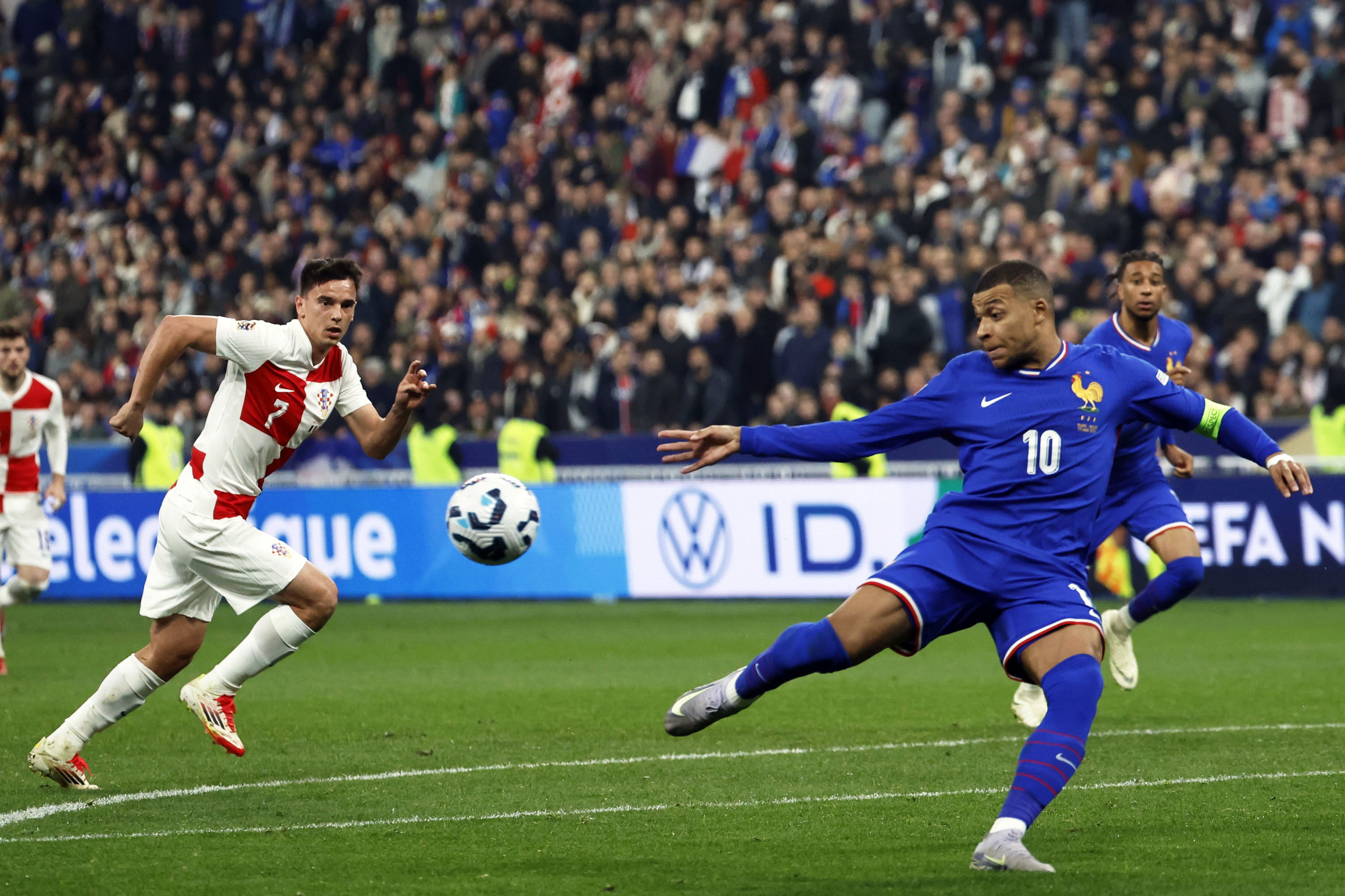 东欧足球强队备战大赛,角逐欧锦赛争霸 东欧足球强队备战大赛,角逐欧锦赛争霸