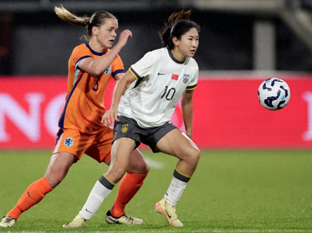 爱游戏下载-青岛女足队遭遇困境，艰难勇敢逆袭