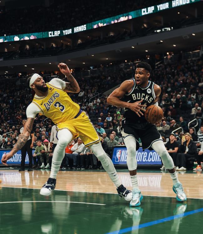 爱游戏大厅-字母哥率队逆转夺胜，雄鹿多点开花战术出色