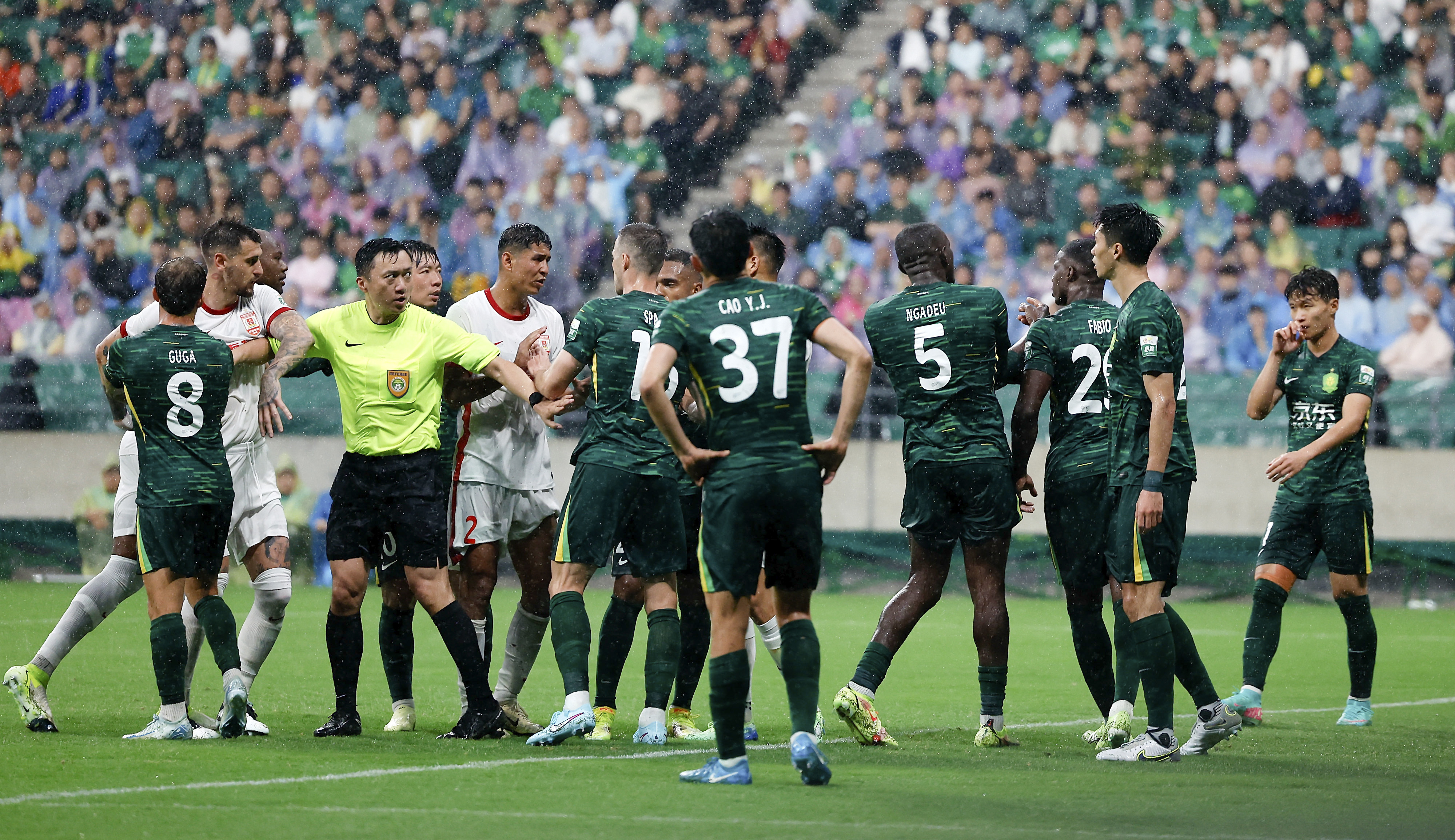 亚洲足球人气飙升,球场氛围火爆异常 亚洲足球人气飙升,球场氛围火爆异常