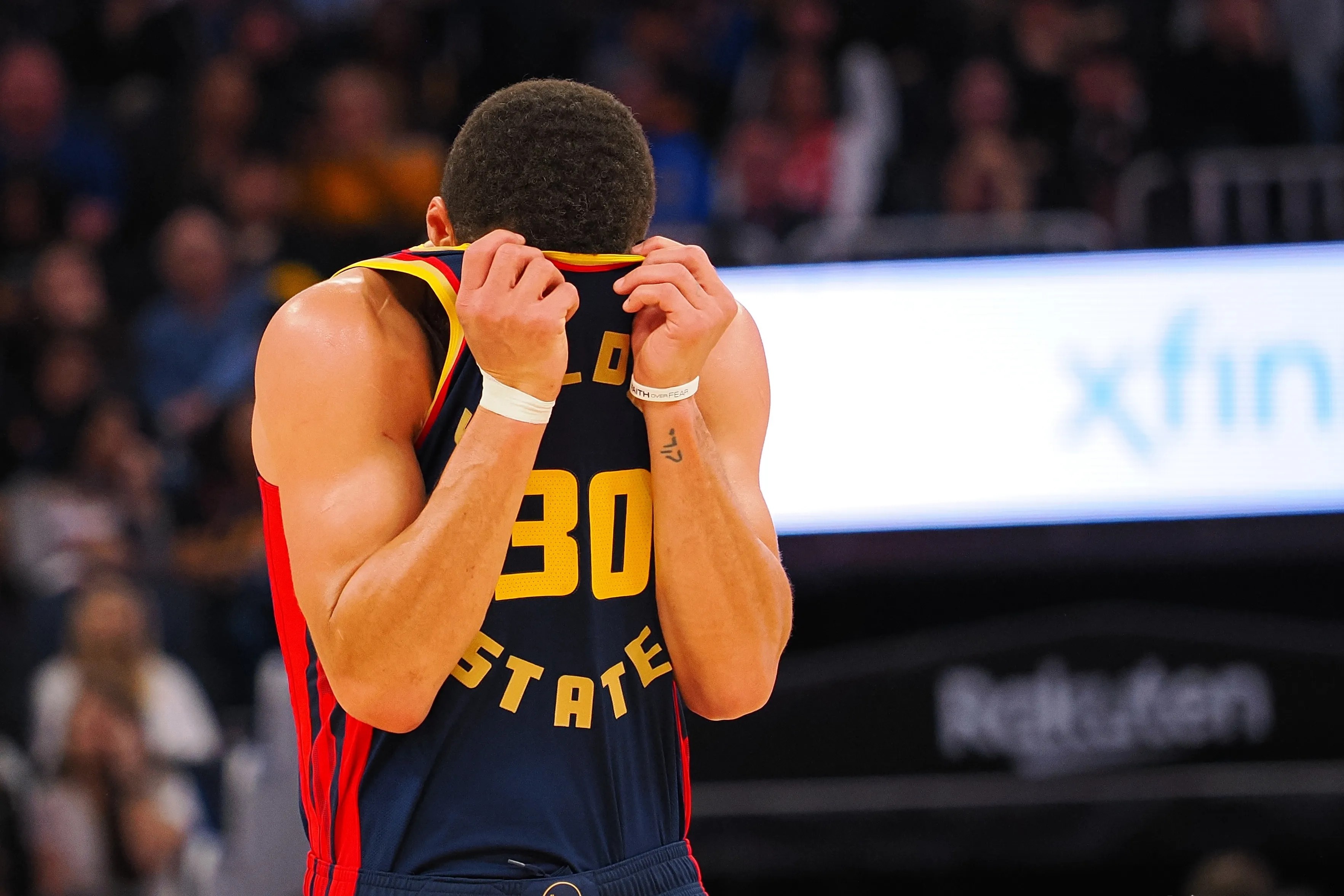 爱游戏官方-勇士再败，库里重伤落泪赛季报销