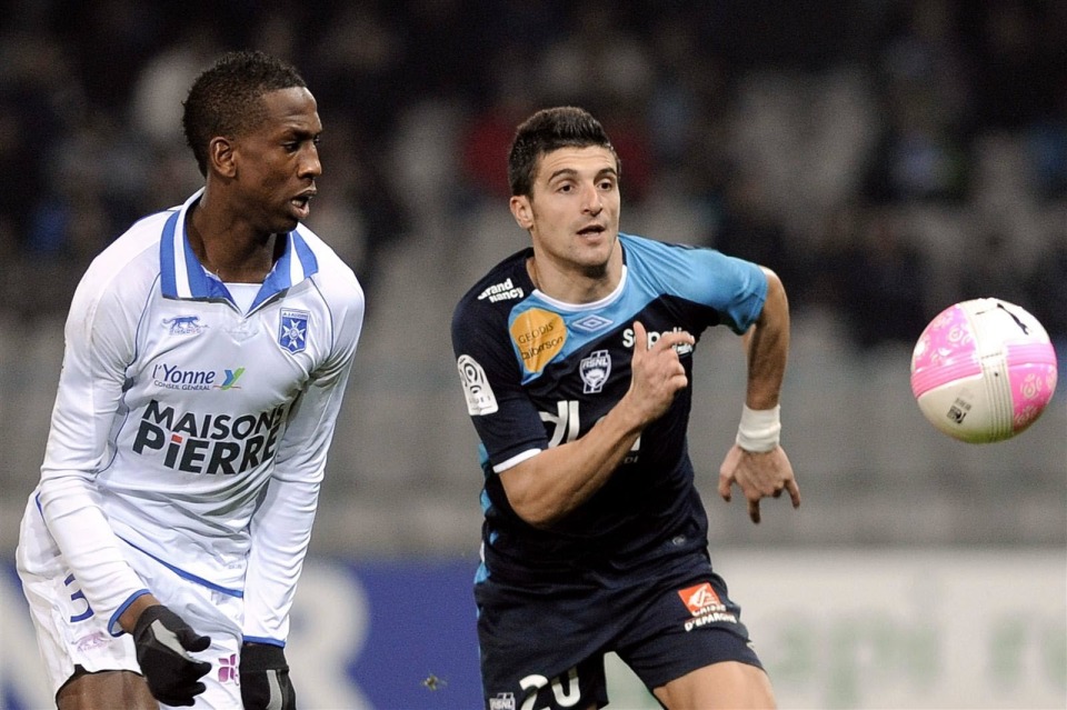 爱游戏官网-马赛客场击败尼斯，拿到三分