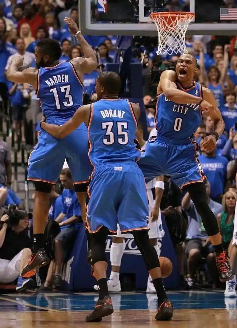 爱游戏-猛龙外线球员稳定投篮，带领球队逆转胜利