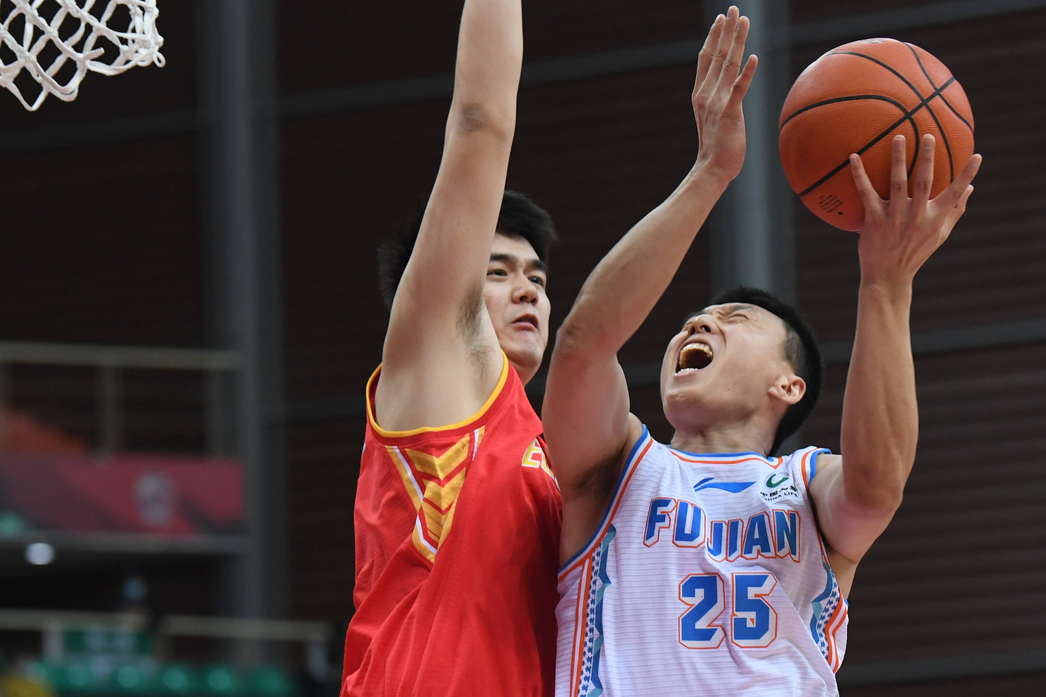 爱游戏-包含热血沸腾！全国篮球赛场激情四射，球员奋力拼搏的词条