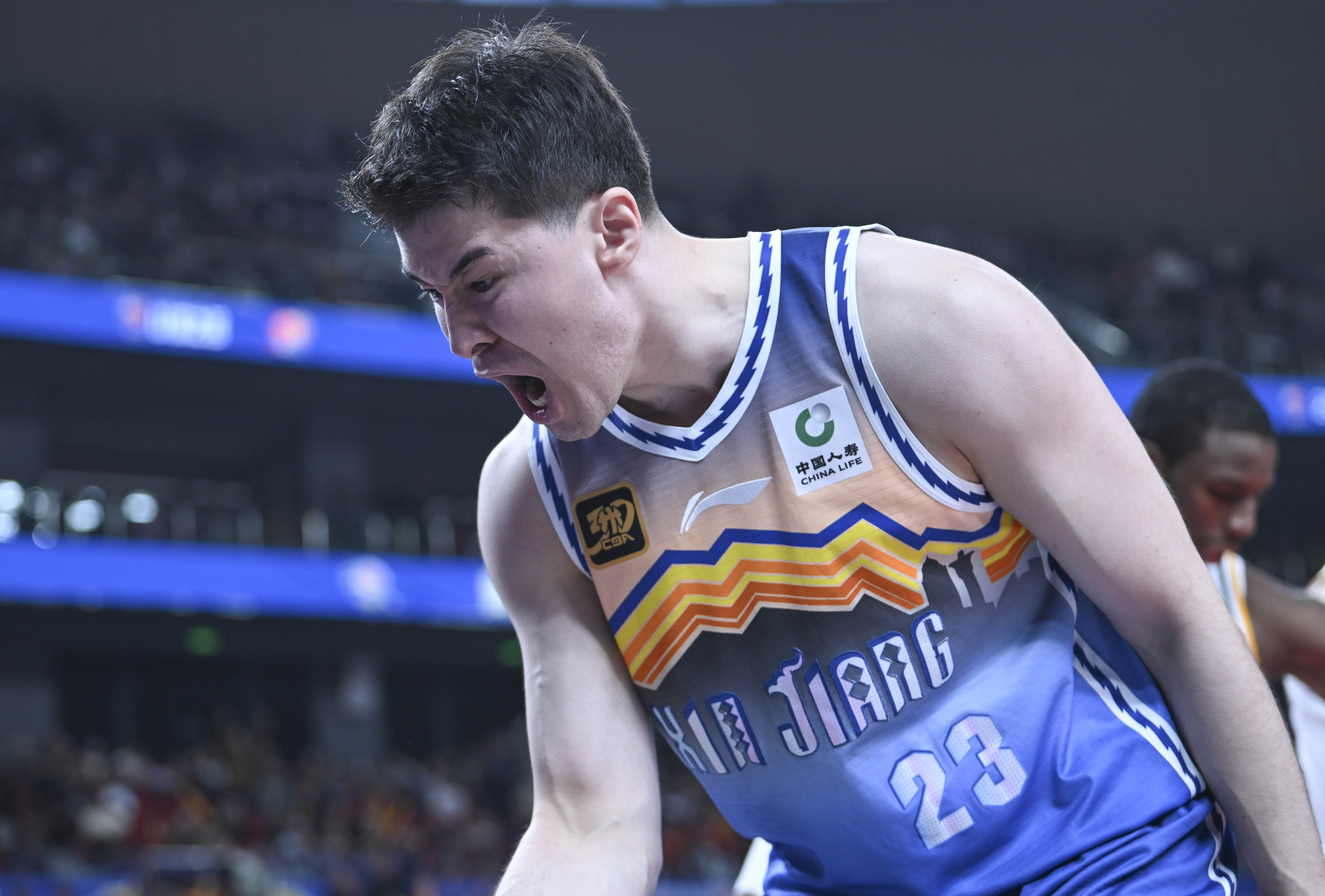 新疆队在最新一轮比赛中赢得胜利，状态火热