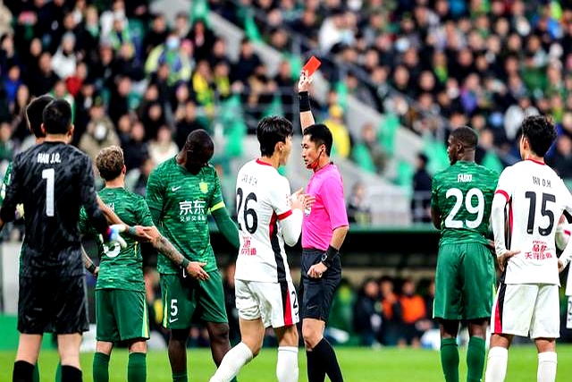 包含重庆战平国安：重庆队与北京国安队踢平，争夺激烈的词条