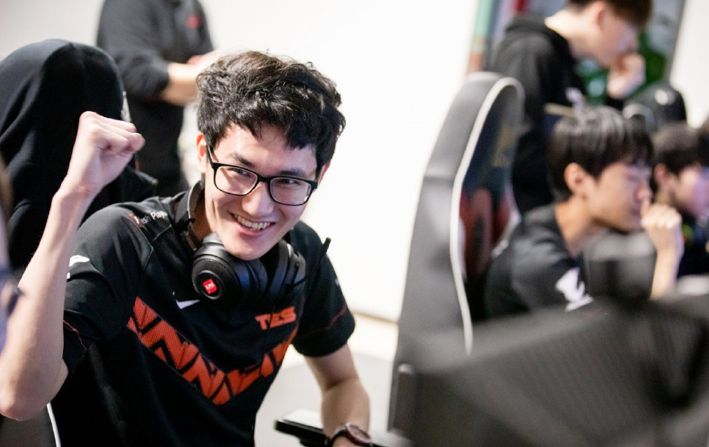 包含IG力克TES,Peanut线上压制力十足强强对话全球总决赛,成为赛场最大亮点的词条 包含IG力克TES,Peanut线上压制力十足强强对话全球总决赛,成为赛场最大亮点的词条