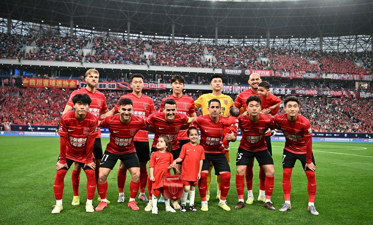 足球场上实力对决,东亚球队竞争激烈激情澎湃的简单介绍 足球场上实力对决,东亚球队竞争激烈激情澎湃的简单介绍