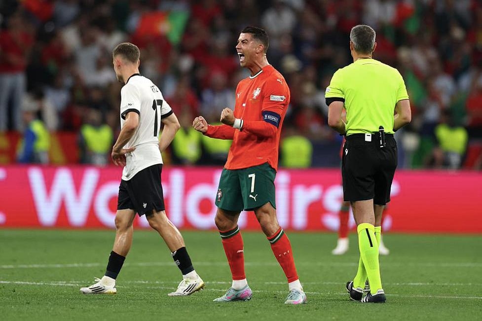 射手梅开二度,带领球队取胜 射手梅开二度,带领球队取胜