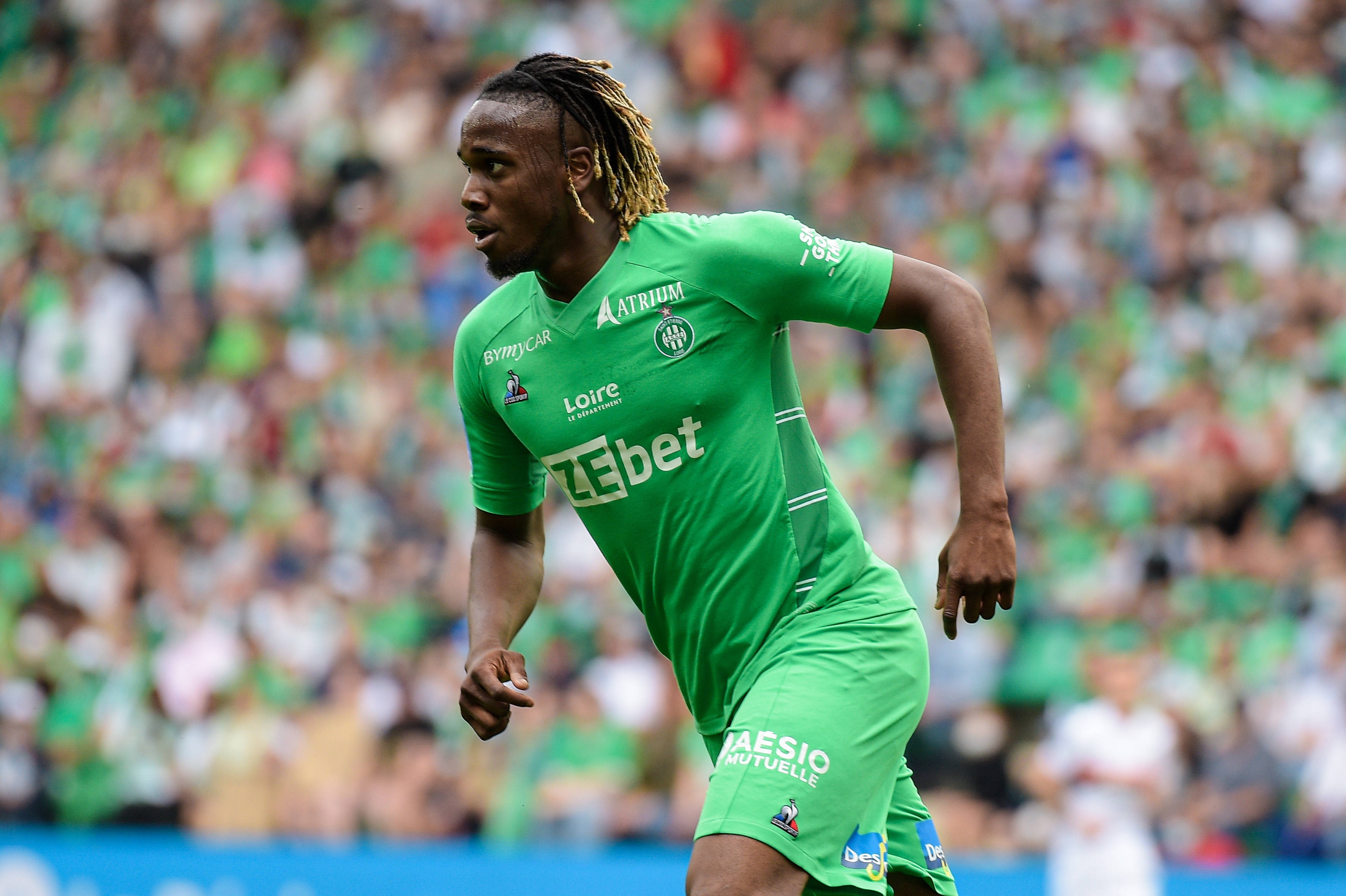 爱游戏tv-圣埃蒂安球员们奋力拼搏，迈向胜利